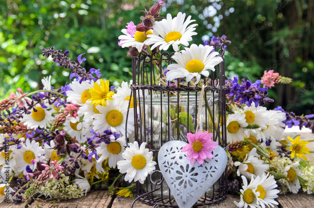 Herzlicher Geburtstagsgruß mit Wiesenblumen StockFoto Adobe Stock