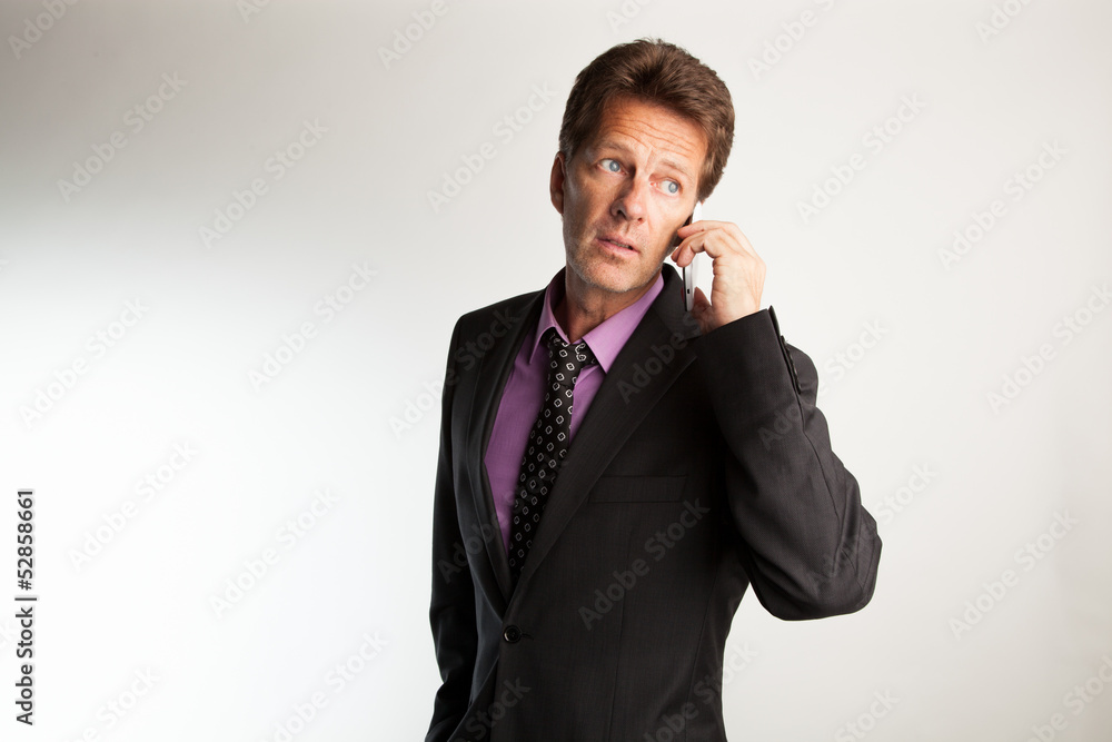 Mann mit blauen Augen und Anzug telefoniert Mann mit blauen Augen und Anzug telefoniert