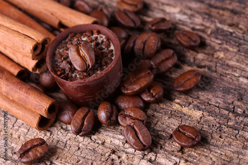 Zimtstangen, Kaffeebohnen und Kaffeetrüffel photo