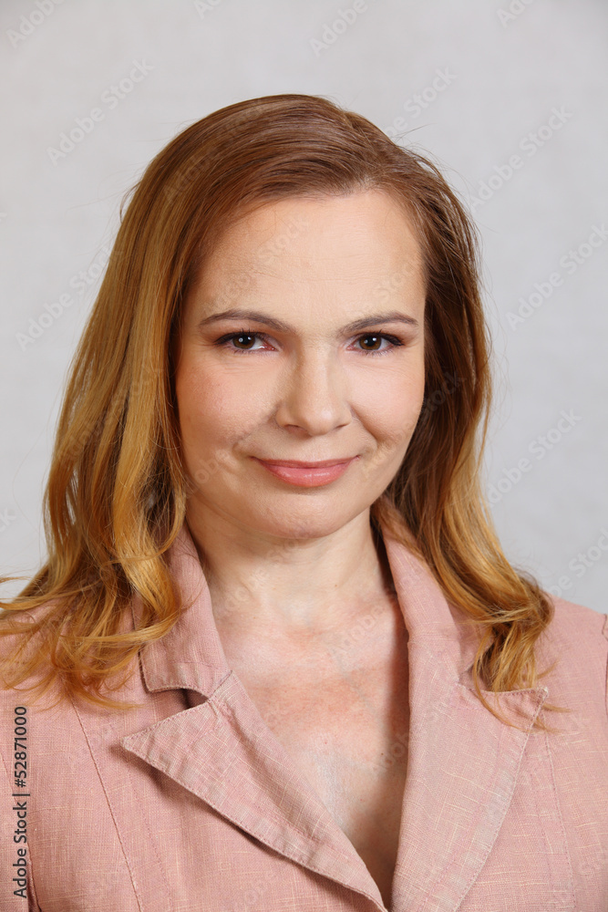 Obraz premium Attractive forty year' woman
