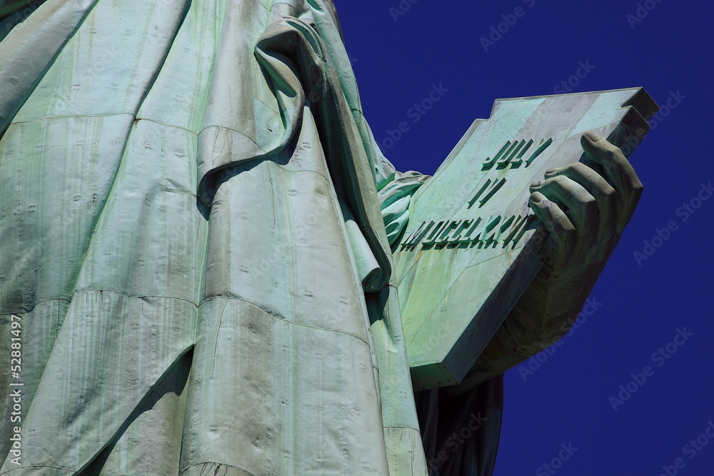 Naklejka premium Independent day on the hand of Statue of Liberty