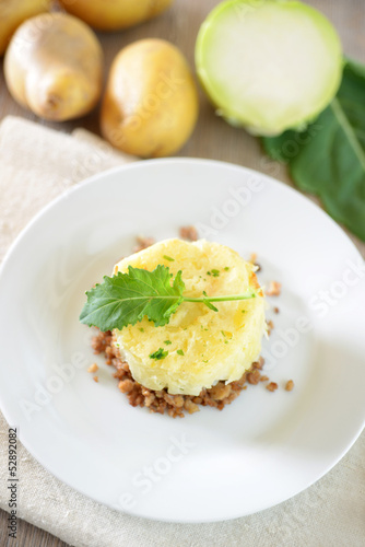 Kartoffelbrei auf Kohlrabi und Sojagehacktem