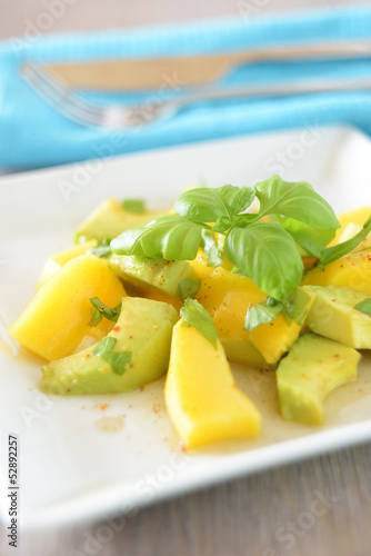 Avocadosalat mit Mangostreifen