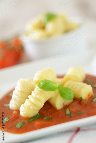 Tomaten-Basilikum-Sauce mit Grießnockerln photo