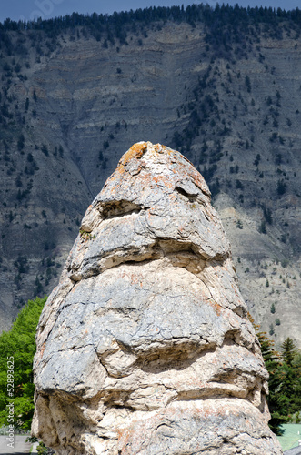 monolite a Mammoth Hot Springs nello Yellowstone photo