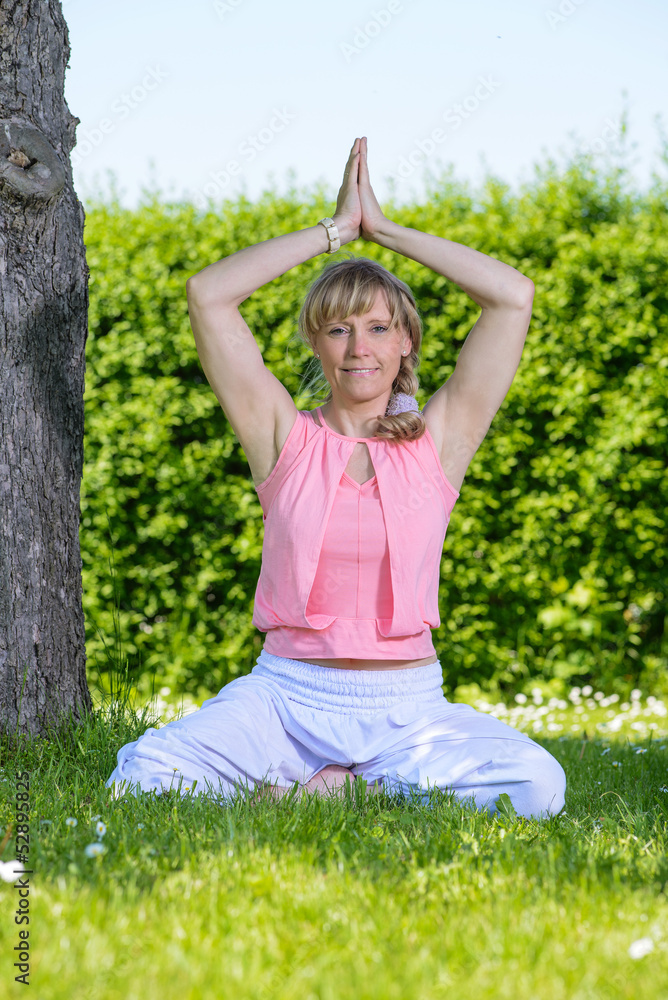 Frau-macht-Yoga-auf-Wiese Frau-macht-Yoga-auf-Wiese