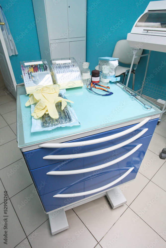 Medical movable bedside-table