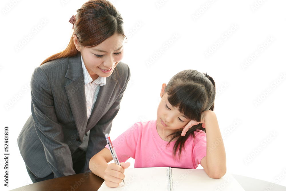 勉強に励む女の子と女性教師