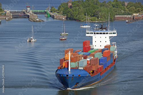 Containerschiff auf dem Nord-Ostsee-Kanal in Kiel, Deutschland photo