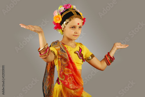 Obraz na płótnie Indian girl performing dance w salonie