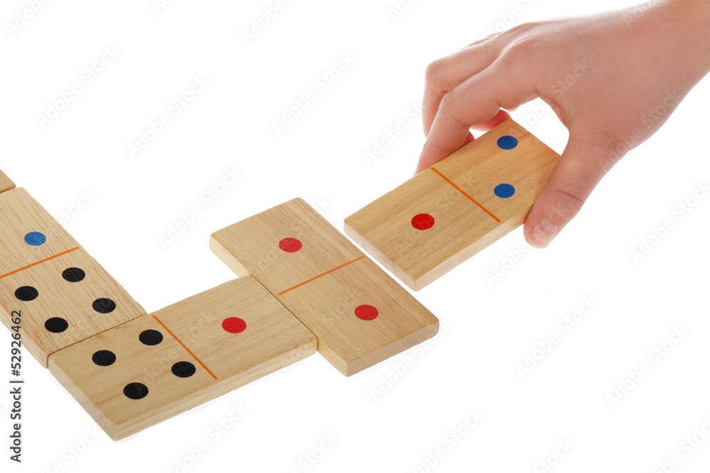 enfant jouant avec domino en bois Stock Photo