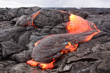Fotobehang Vulkaan Stromende lava op Hawaï  © siimsepp