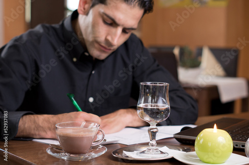 Obraz na plátně Gastwirt bei Schreibarbeiten