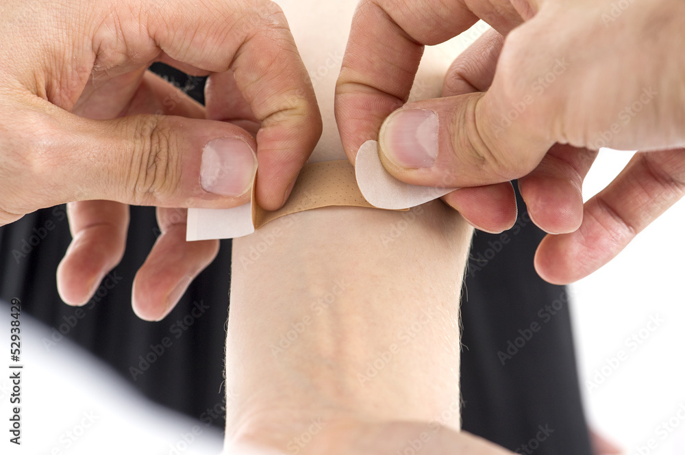 Wunde mit Pflaster behandeln Stock Photo Adobe Stock