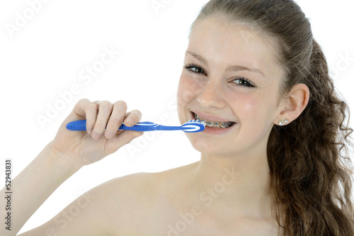 Schülerin mit Zahnspange putzt sich die Zähne