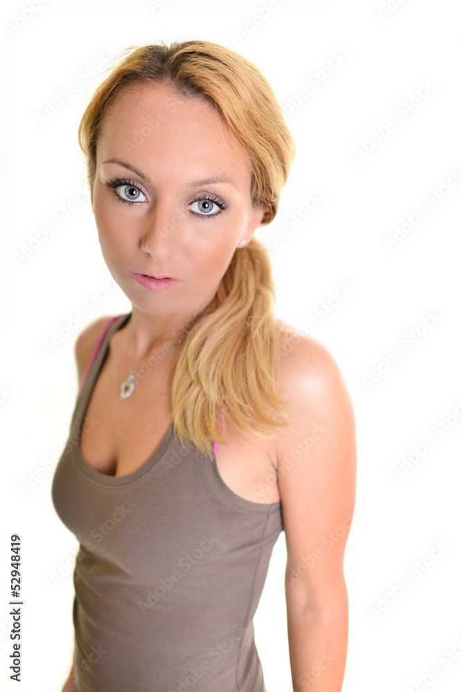 Portrait de belle femelle modèle sur fond blanc Portrait de belle femelle modèle sur fond blanc