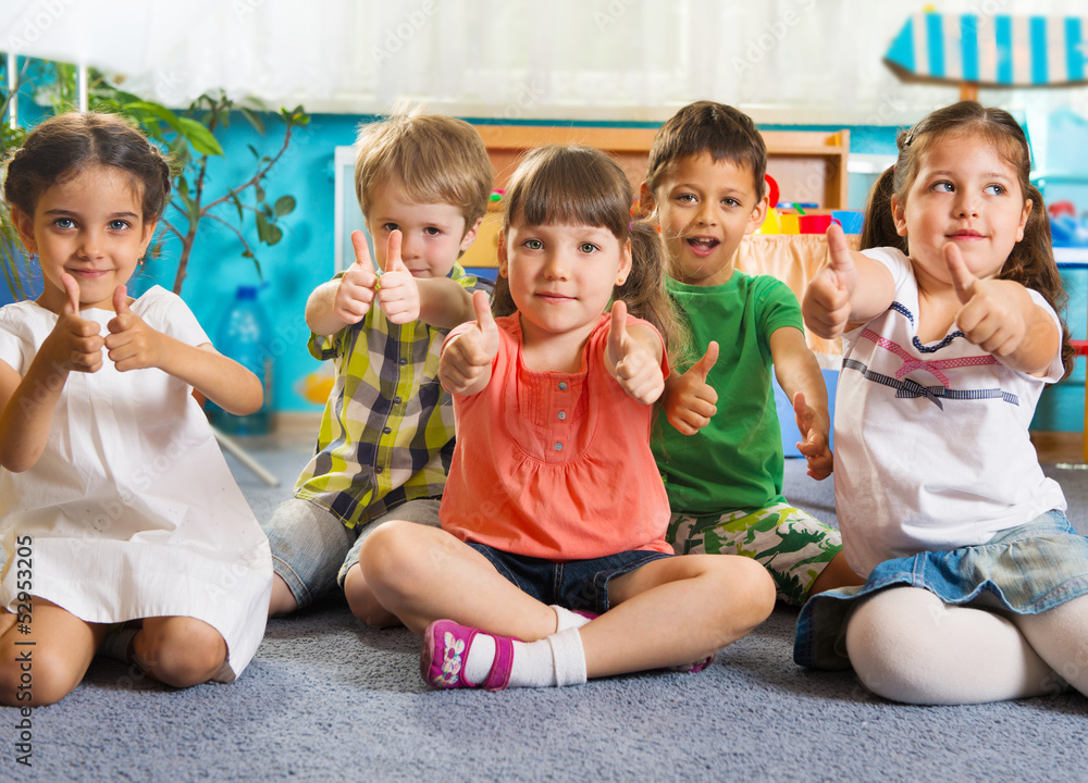 © spass - Five little children with thumbs up