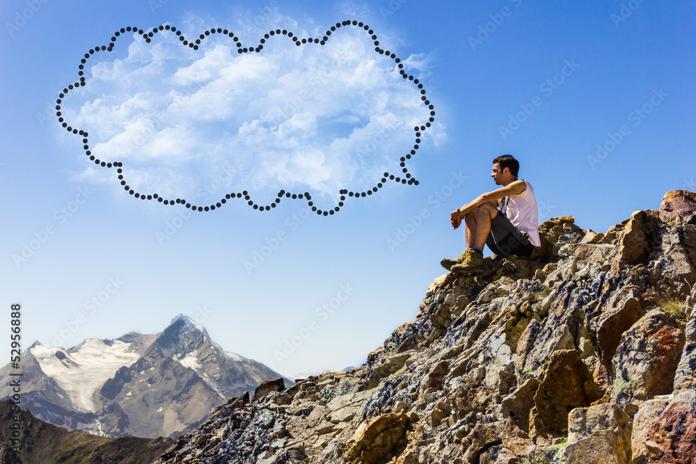 Ragazzo seduto in montagna con fumetto