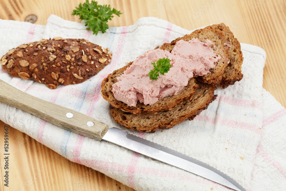 Vollkornbrot mit Leberwurst