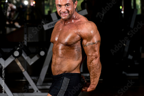 muscular bodybuilder showing his side triceps © Jale Ibrak