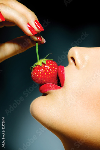 Fototapeta Seksowna kobieta jedzenie truskawek. Zmysłowe czerwone usta