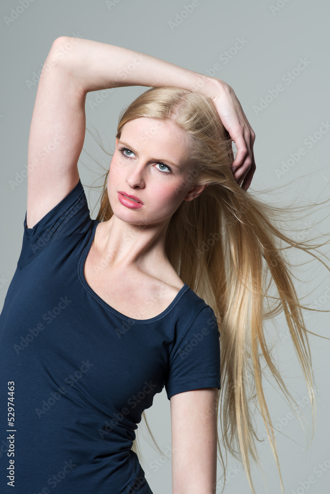 junge Frau posiert im Studio junge Frau posiert im Studio