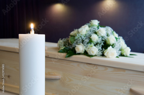 Bilde på lerret Burning candle in mortuary