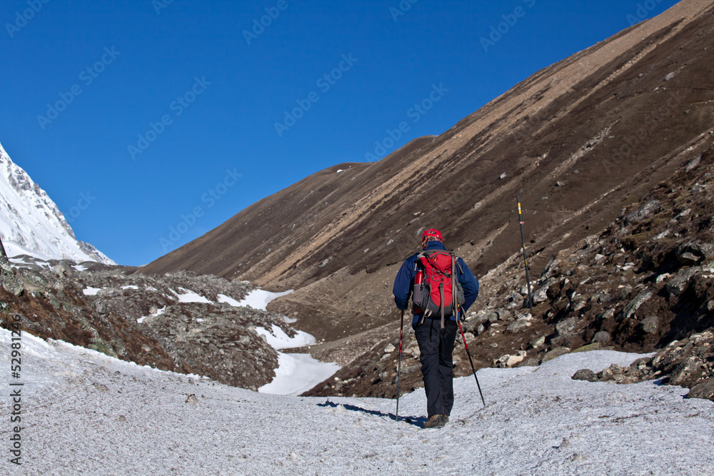Naklejka premium hiker in mountains
