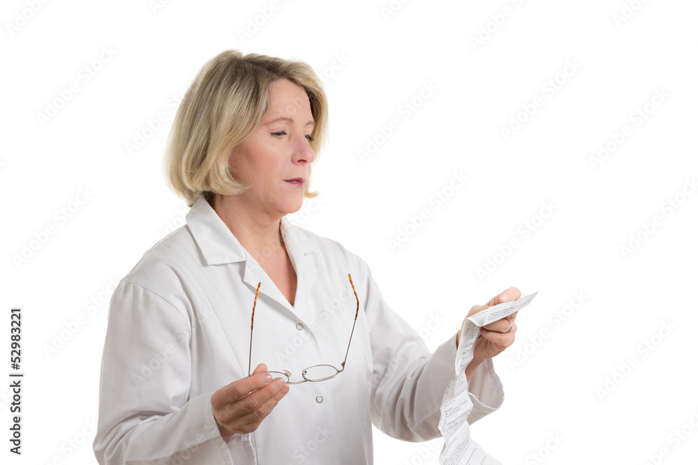 Apothekerin liest Beipackzettel Apothekerin liest Beipackzettel