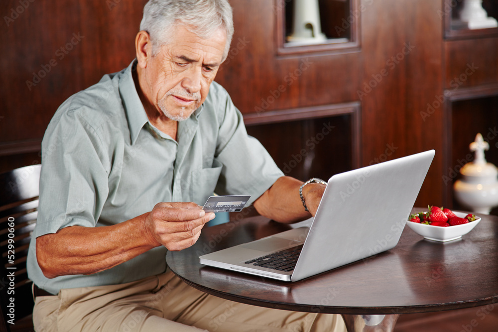 Senior bezahlt mit Kreditkarte im Internet Senior bezahlt mit Kreditkarte im Internet