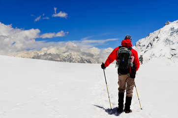 Canvas schilderij Alpinisme Trekker met uitzicht op Himalaya  © Martin M303
