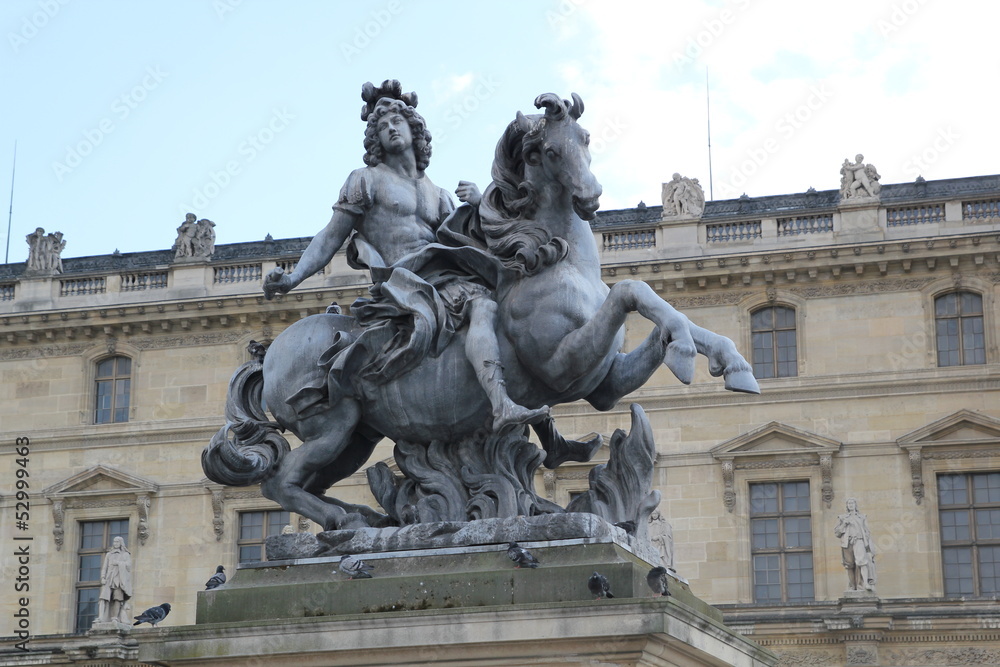 статуя Людовика XIV на коне