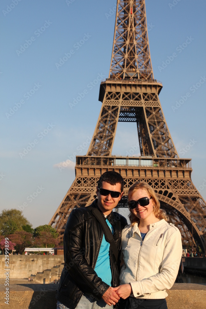 влюбленная пара на фоне Эйфелевой башни