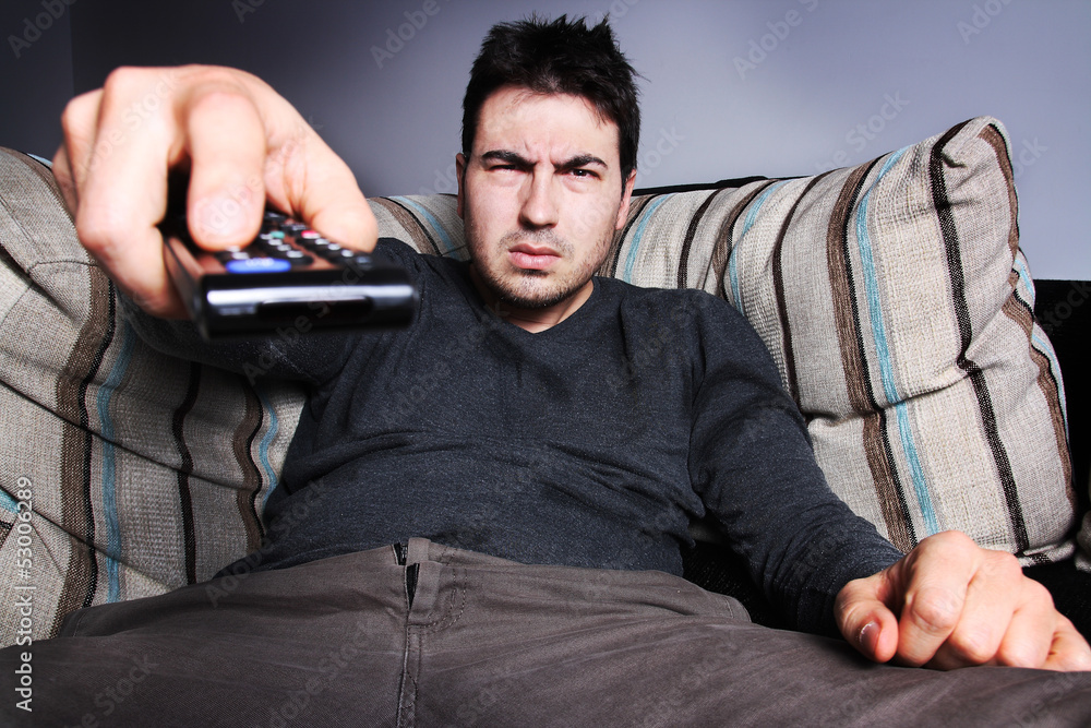 hombre con mando a distancia