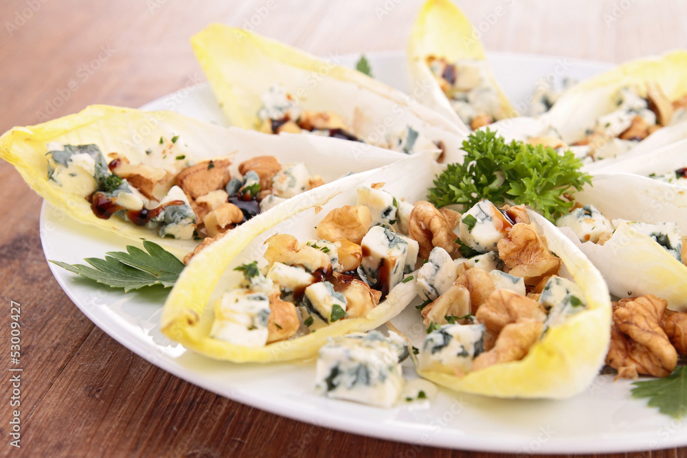 Fotografie chicory salad with walnut, apple and roquefort