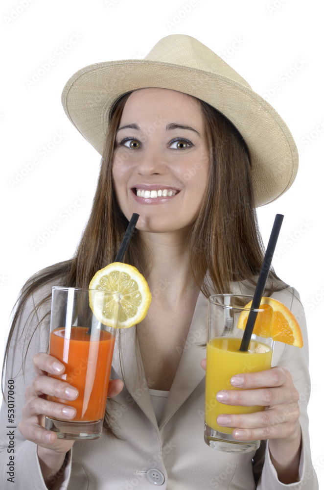 Hübsche elegante Frau mit Hut und Erfrischungsgetränken Hübsche elegante Frau mit Hut und Erfrischungsgetränken