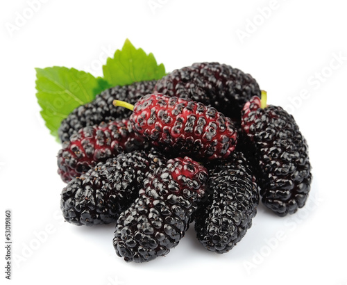 фотографія Ripe mulberry with leaves