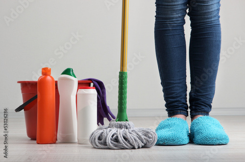 Cuadro en lienzo Cleaning floor in room close-up