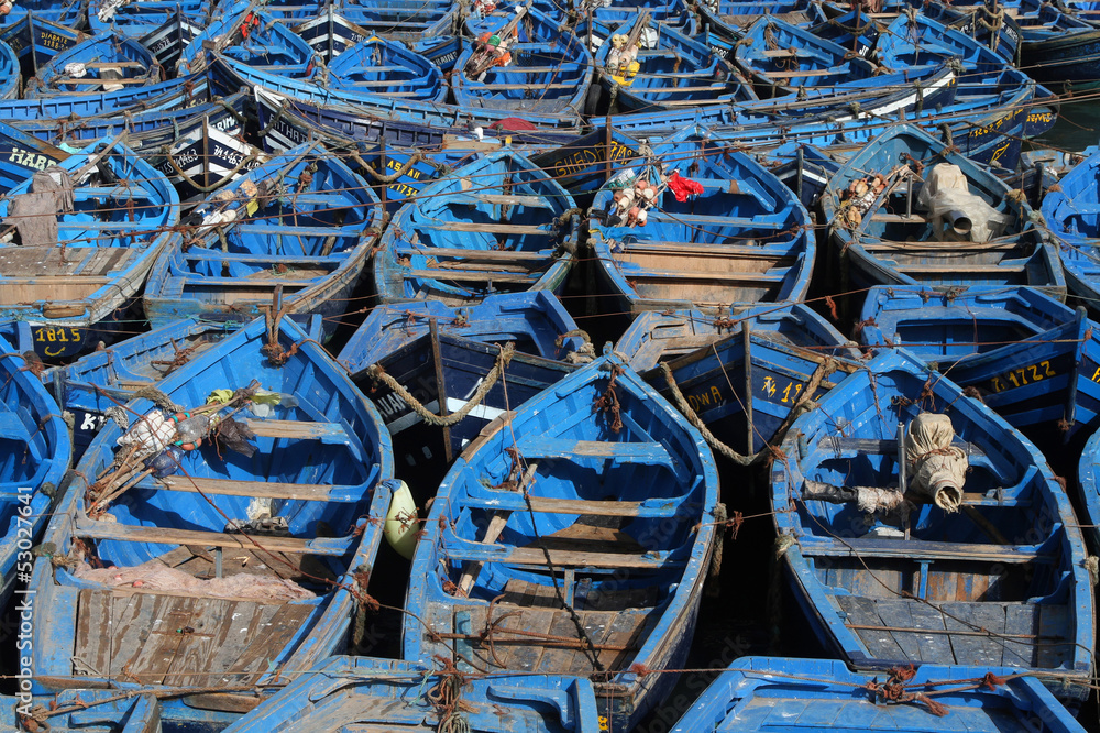 Barques de pêche serrées dans le port d'Essaouira