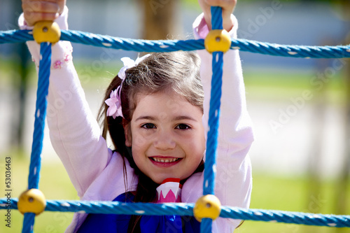 Bambina allegra al parco giochi © Ferrante Pietro