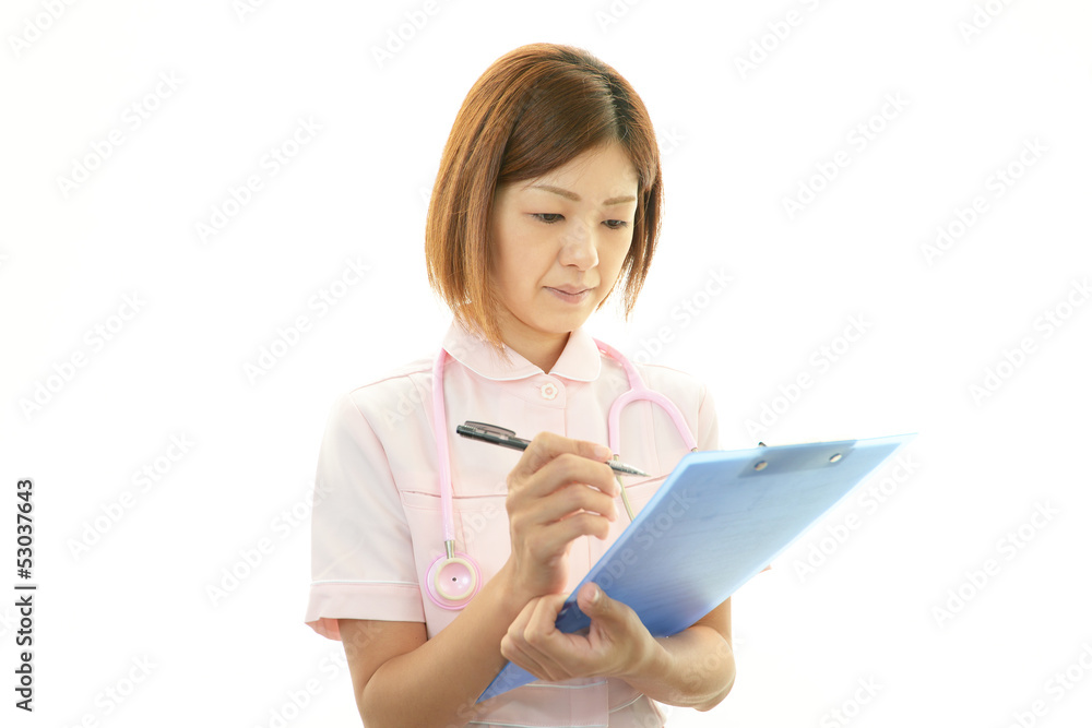 受付をする看護師