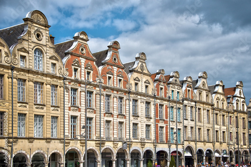 Architecture flamande, façades de maisons et d'immeubles sur la Place des Héros à Arras, France