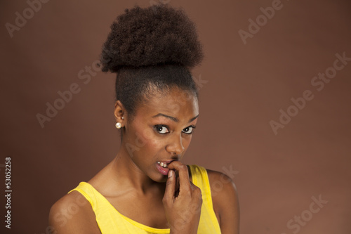 Foto African American woman shows emotion with facial features