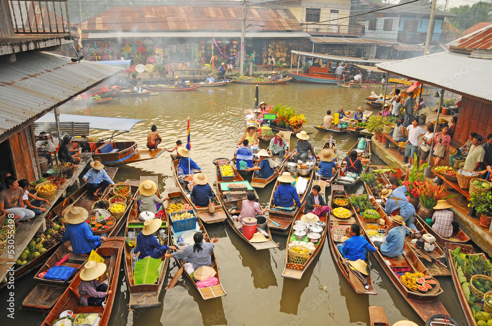 Naklejka premium Widok na pływający targ Amphawa, Tajlandia