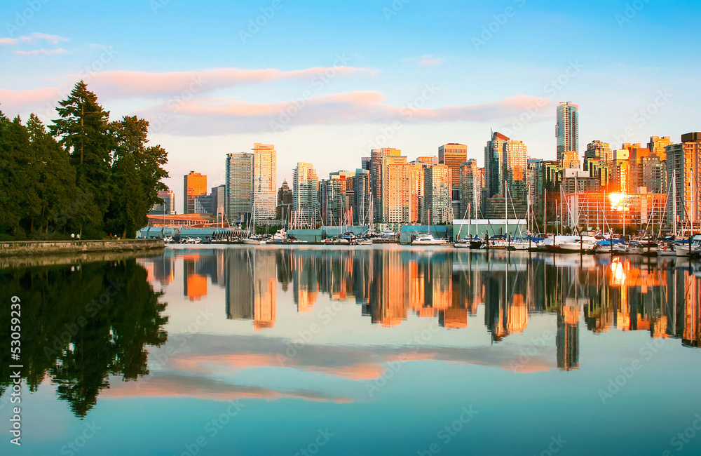 Fototapeta premium Panoramę Vancouver ze Stanley Park o zachodzie słońca, BC, Kanada