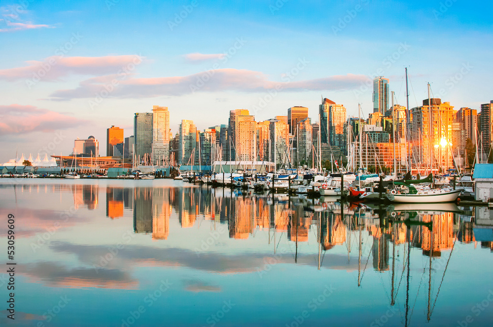 Fototapeta premium Vancouver skyline z portem o zachodzie słońca, BC, Kanada