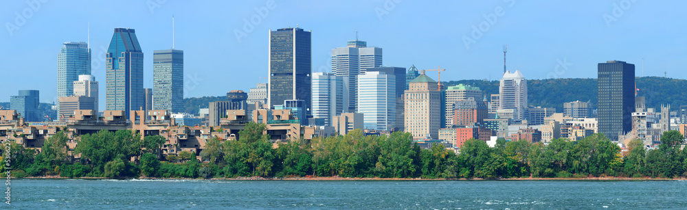 Obraz premium Montreal city skyline over river panorama