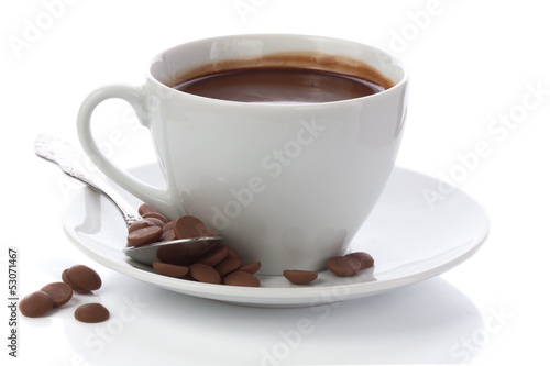 Fototapeta Naklejka Na Ścianę i Meble -  Hot chocolate in white cup and chocolate chips isolated on white