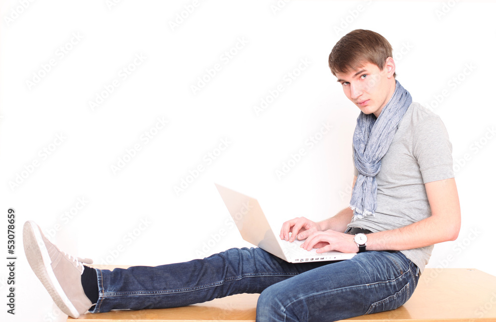 junger Mann mit Laptop junger Mann mit Laptop