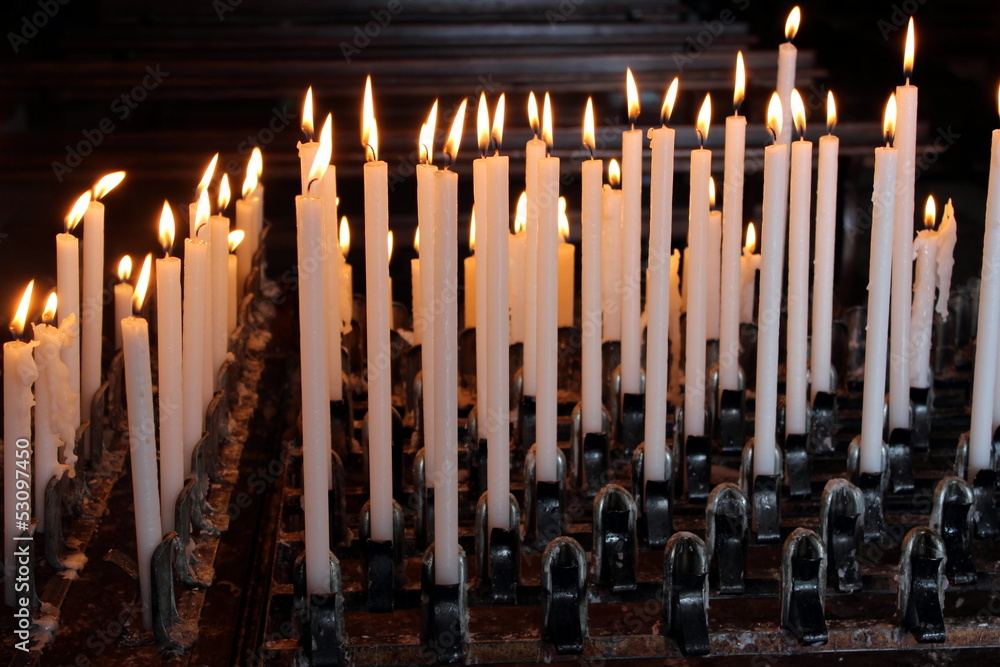 candele in chiesa candele in chiesa